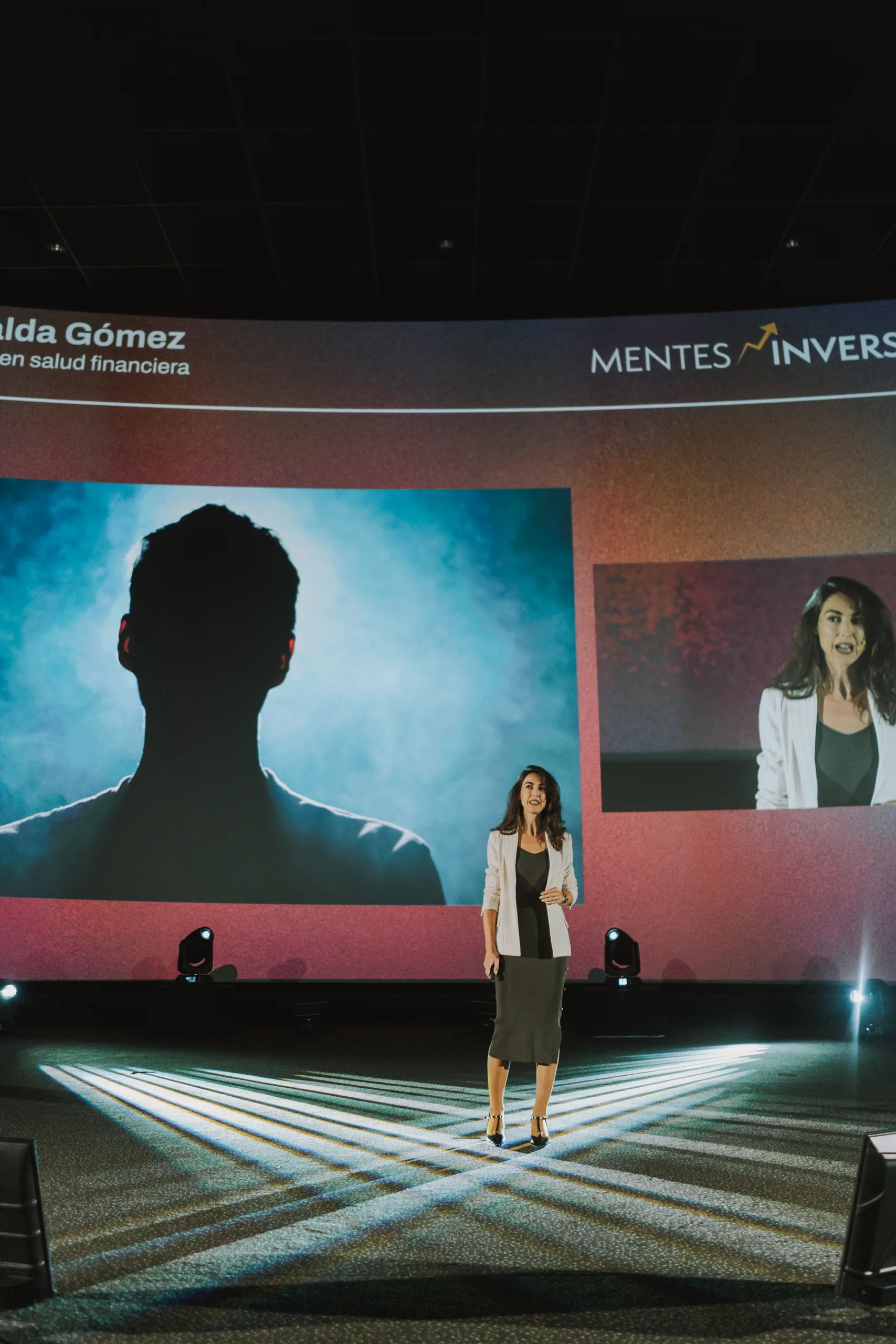 Ponente ante la pantalla del escenario de Mentes Inversoras