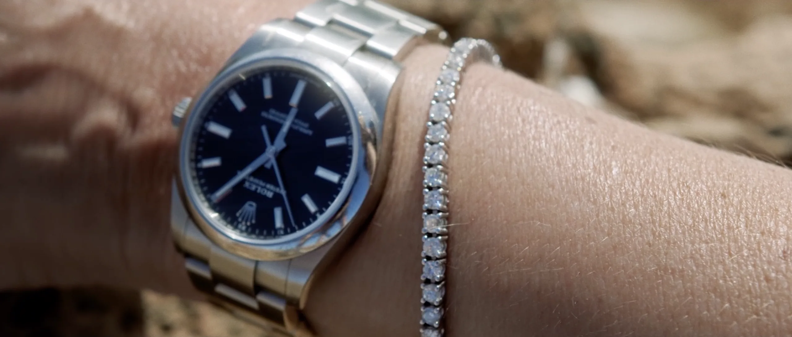 Detalle de una pulsera y un reloj sobre la piel en la campaña de Mellado Joyas