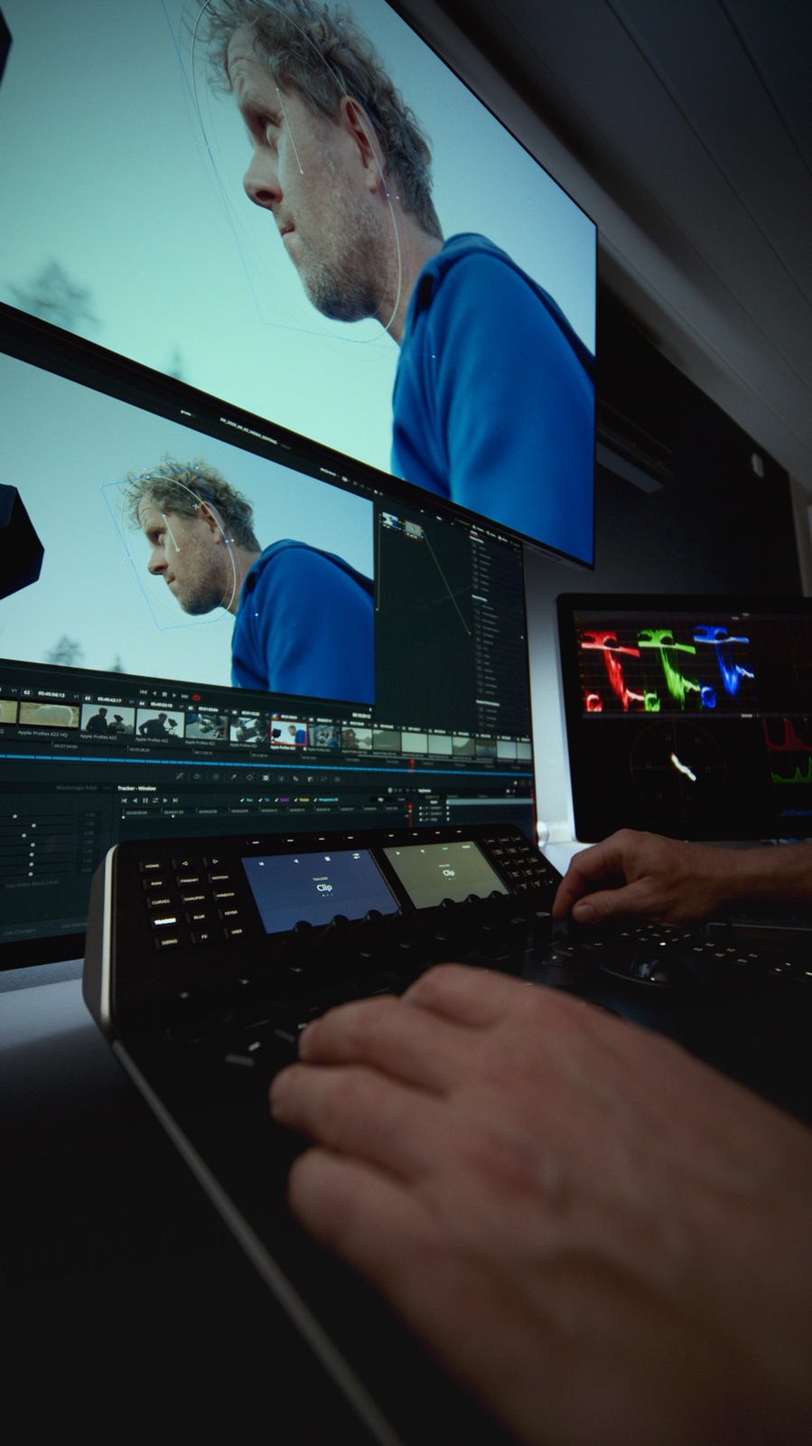 Sesión de DaVinci Resolve con ventana de selección, consola de etalonaje y scopes RGB.